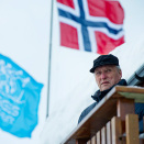 Kongen er ofte til stede på Norgesmesterskap i ski, hopp og skiskyting landet over. Her på Kongetribunen under NM i nordiske grener på Voss 2012. Foto: Marit Hommedal / Scanpix.